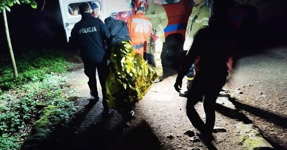 zdjęcie: Miał być wycieńczony i groził, że zrobi sobie krzywdę. Wałbrzyscy policjanci ruszyli do Książąńskiego Parku Krajobrazowego na poszukiwania i odnaleźli / fot. KMP w Wałbrzychu
