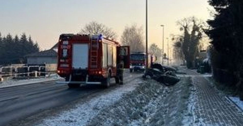 zdjęcie: Manewr wyprzedzania dwóch aut zakończył na przydrożnej latarni... / fot. KMP w Wrocławiu