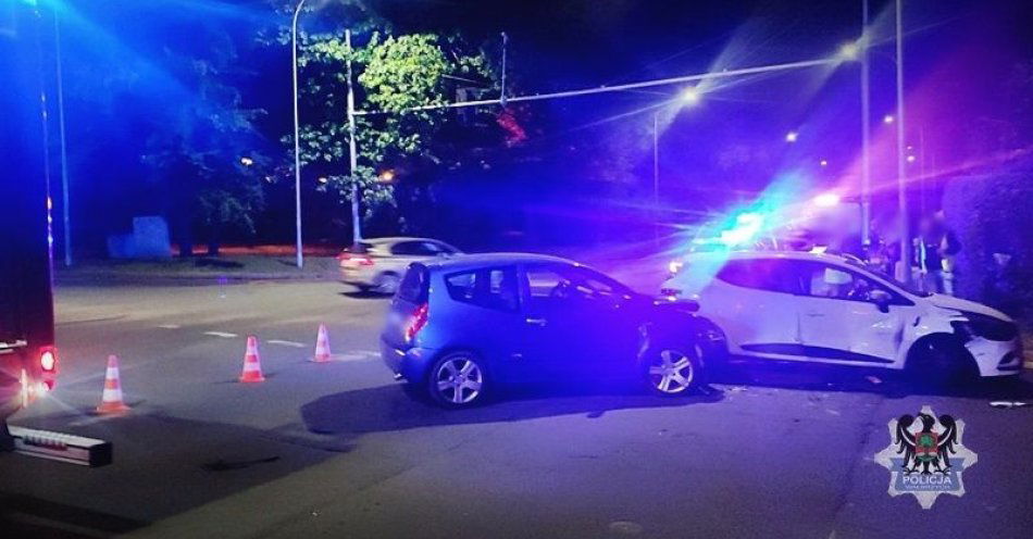 zdjęcie: Podczas skrętu w lewo nie zauważył jadącego z przeciwnego kierunku pojazdu i doprowadziła do groźnie wyglądającej kolizji / fot. KMP w Wałbrzychu