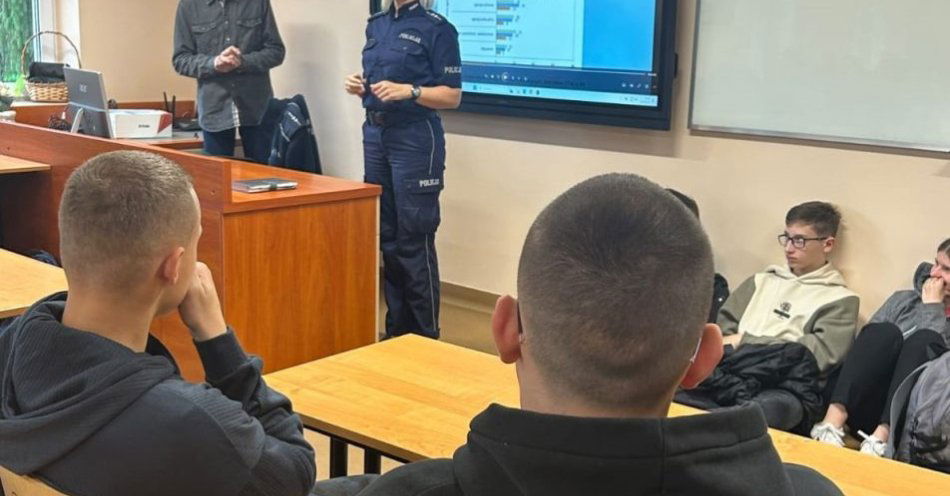 zdjęcie: Młodzież z Strzyżowa uczyła się o uzależnieniach i cyberbezpieczeństwie / fot. KPP w Strzyżowie fot. KPP Strzyżów