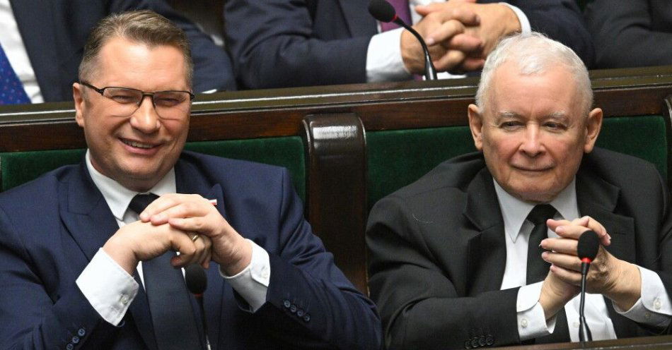 zdjęcie: Kaczyński: nie będzie innego kandydata na premiera niż Czarnek / Warszawa, 13.03.2026. Prezes PiS Jarosław Kaczyński (P) i wiceprezes PiS, kandydat ugrupowania na premiera Przemysław Czarnek (L) na sali obrad Sejmu, 13 bm. Posłowie w ostatnim dniu posiedzenia mają m.in. dokonać wyboru sędziów Trybunału Konstytucyjnego. Sejm ma też rozpatrzeć wniosek Rady Ministrów o wyrażenie zgody na przedłużenie czasowego ograniczenia prawa do złożenia wniosku o udzielenie ochrony międzynarodowej na granicy państwowej z Republiką Białorusi. (sko) PAP/Radek Pietruszka