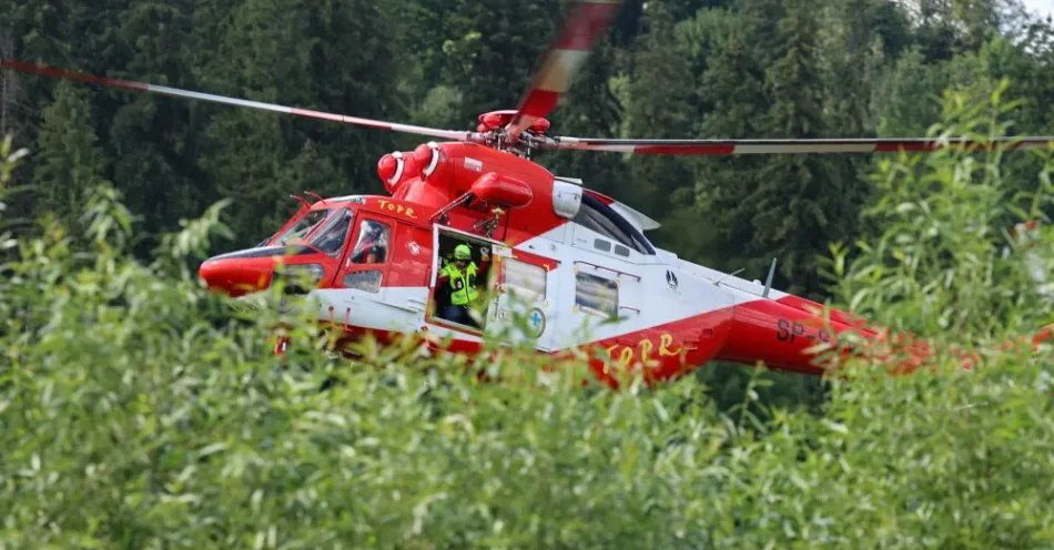 zdjęcie: Tatry: tragiczny początek sierpnia; w sobotę dwa śmiertelne wypadki / Zakopane 28.07.2026. Ratownicy TOPR transportują ciało turysty w Zakopanem, 28 bm. U zagranicznego turysty na szlaku na Rysy w Tatrach nastąpiło nagłe zatrzymanie krążenia, mimo szybkiego podjęcia resuscytacji krążeniowo-oddechowej przez świadków zdarzenia oraz natychmiastowej akcji ratowników TOPR nie udało się go uratować. (ad) PAP/Grzegorz Momot