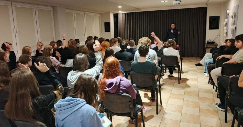zdjęcie: Policjant w bursie rozmawiał z młodzieżą o bezpieczeństwie / fot. KMP Zamość