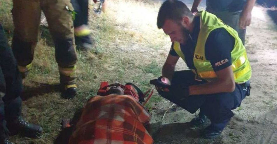 zdjęcie: Służby wyciągnęły z bagna 50 latka / fot. KPP w Chojnicach