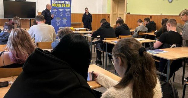 Policjanci promowali słuzbe wśród maturzystów
