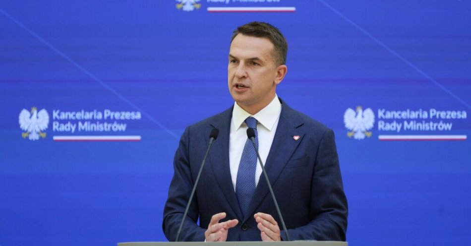 zdjęcie: Szłapka: gdy będzie porozumienie, to projekt ws. związków partnerskich będzie rządowy / Warszawa, 19.08.2025. Rzecznik rządu Adam Szłapka podczas konferencji prasowej, po posiedzeniu rządu w KPRM w Warszawie, 19 bm. (mr) PAP/Paweł Supernak