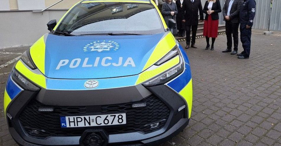 zdjęcie: Nowy hybrydowy radiowóz zwiększy mobilność lęborskiej policji / fot. KPP w Lęborku