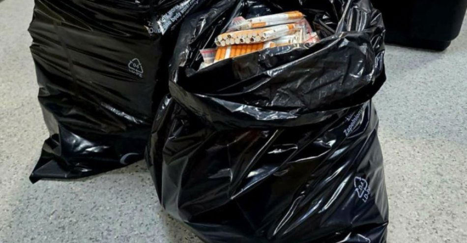 zdjęcie: Dzielnicowi zabezpieczyli 401 paczek nielegalnych papierosów / fot. KPP Grajewo