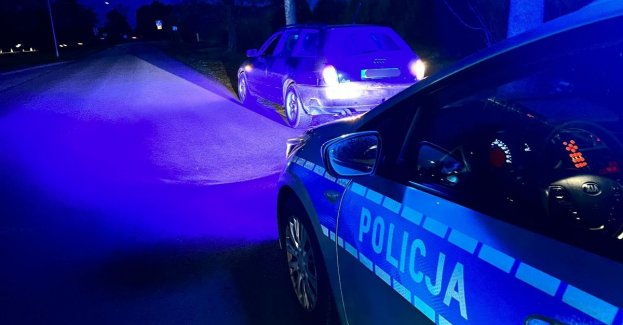 Nietrzeźwy z poszukiwanym wpadli przez żarówkę