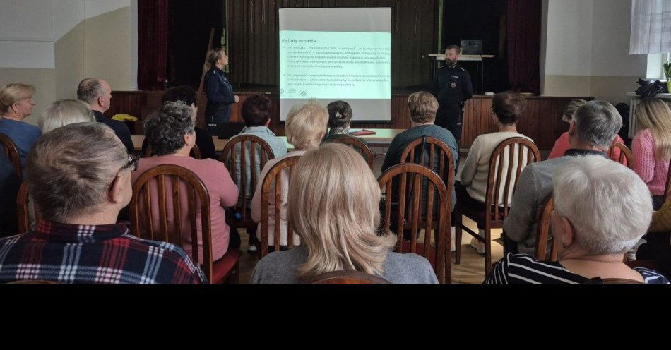 zdjęcie: Seniorzy z Wołowic uczą się bezpiecznego internetu / fot. KPP w Krakowie