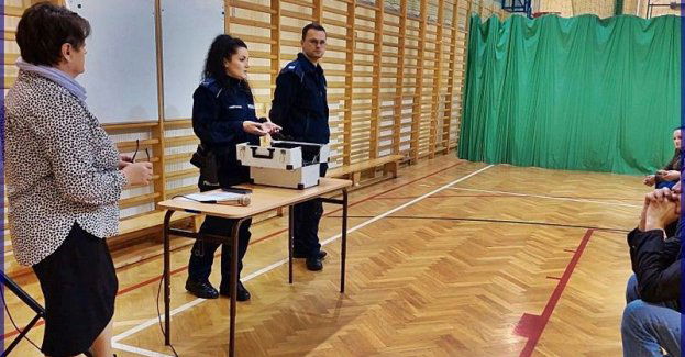 Policjanci na zebraniu z rodzicami uczniów szkoły podstawowej w rakoszyach rozmawiali o bezpieczeństwie dzieci i młodzieży