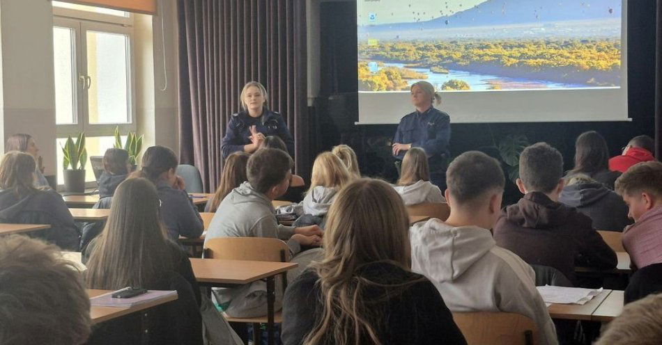 zdjęcie: Policjantki w II LO w Zamościu uczą o handlu ludźmi i cyberzagrożach / fot. KMP Zamość