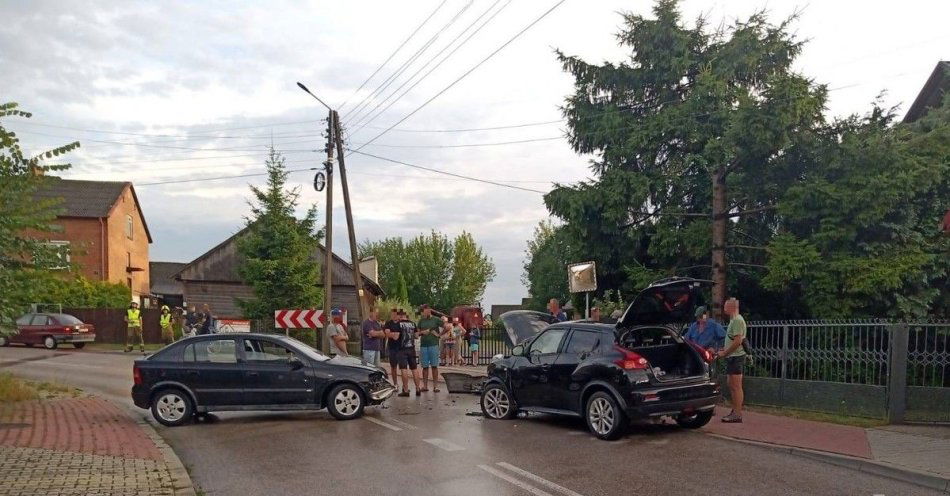 zdjęcie: Czołowe zderzenie w Wierzbicy / fot. KMP w Radomiu