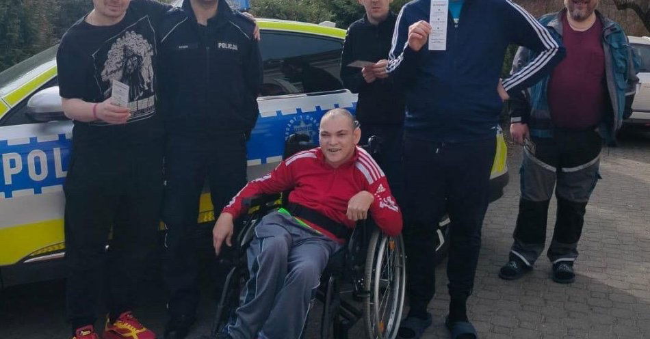 zdjęcie: Jak się chronić przed oszustami w sieci i poza nią / fot. KPP Kluczbork