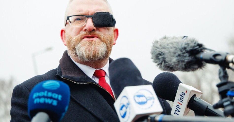 zdjęcie: Szef KPRM zlecił kontrolę w Fundacji zarządzanej przez Grzegorza Brauna / Oświęcim, 22.11.2025. Europoseł Grzegorz Braun na konferencji prasowej  „Polska historia, Niemiecka zbrodnia i Żydowskie kłamstwo