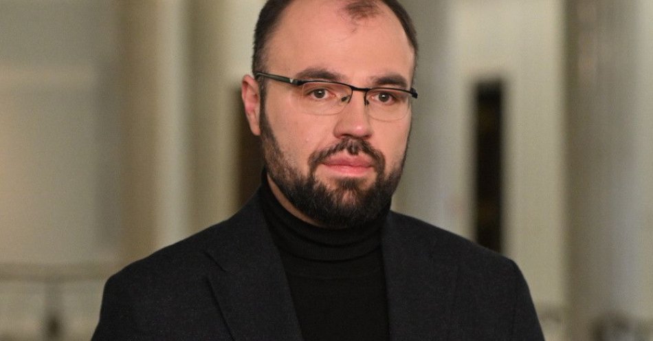 zdjęcie: Szczucki: moje zawieszenie w PiS nie ma uzasadnienia; liczę, że niebawem dojdzie do odwieszenia / Warszawa, 24.01.2024. Poseł PiS Krzysztof Szczucki podczas konferencji prasowej w Sejmie w Warszawie, 24 bm. Briefing dot. wygaszenia mandatów poselskich Mariusza Kamińskiego i Macieja Wąsika, którzy zostali skazani 20 grudnia ub.r. prawomocnym wyrokiem na dwa lata pozbawienia wolności w związku z tzw. aferą gruntową. Wczoraj prezydent RP wydał postanowienie o zastosowaniu prawa łaski wobec polityków. (ad) PAP/Radek Pietruszka