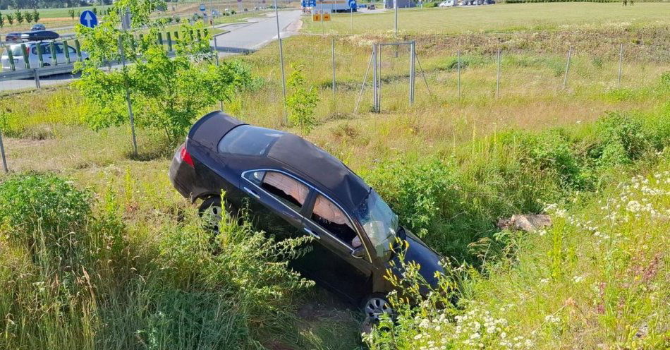 zdjęcie: Groźne zdarzenie drogowe w Sarnach / fot. KPP Ryki