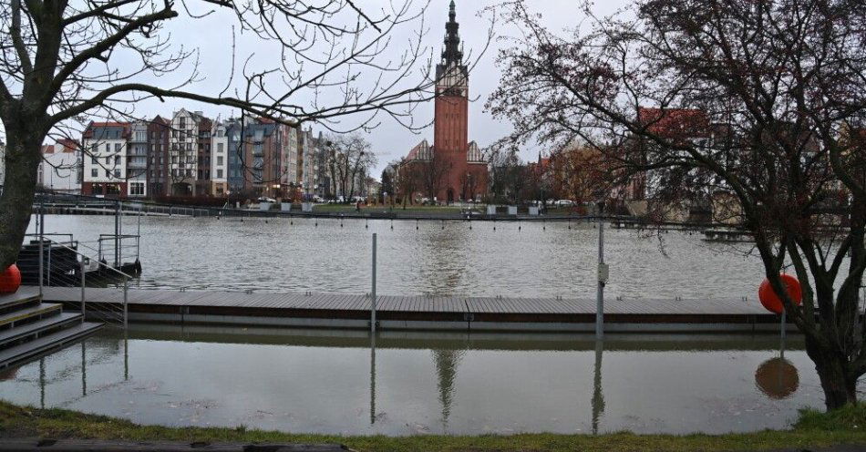 zdjęcie: Spada poziom wody w rzece Elbląg, służby pozostają w gotowości / fot. PAP