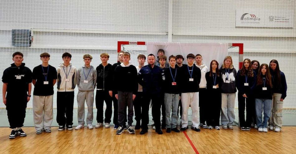 zdjęcie: Mundurowa młodzież uczyła się ceremoniału policyjnego / fot. KPP w Mielcu