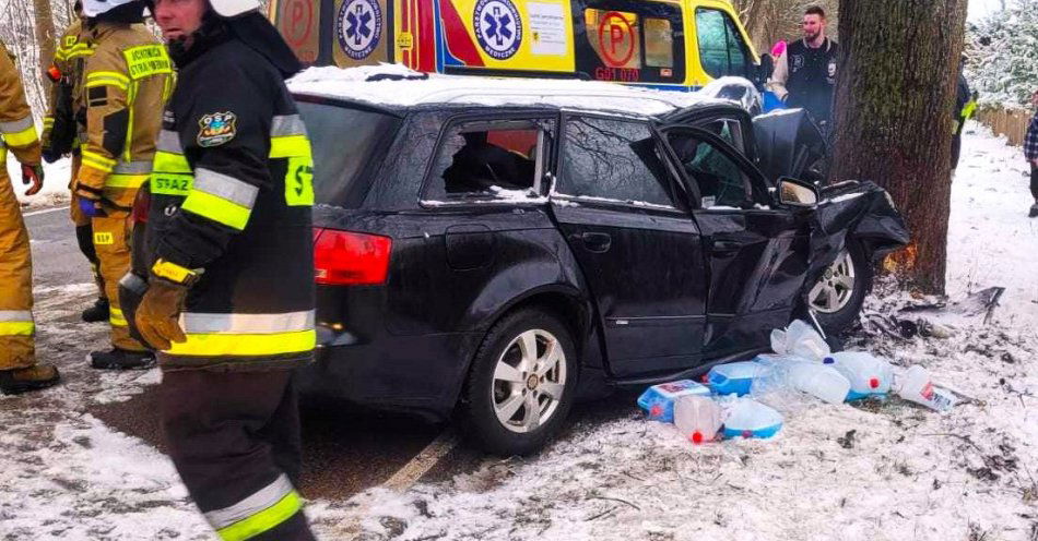 zdjęcie: Policjanci pracowali na miejscu wypadku drogowego / fot. KPP w Kościerzynie