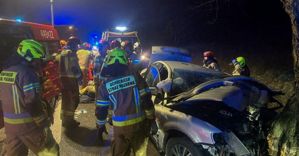 zdjęcie: Jedna osoba zginęła a dwie są poważnie ranne po wypadku na Kaszubach / fot. PAP