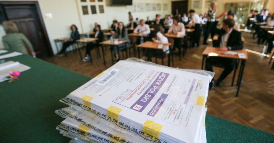 zdjęcie: Maturzyści pisali o nadziei w trudnych czasach lub o wpływie błędnej oceny na życie / fot. PAP