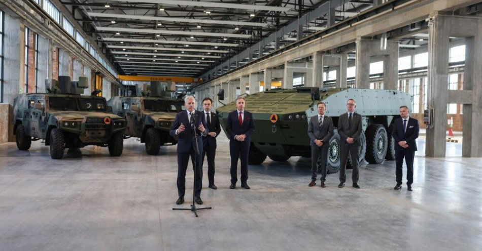 zdjęcie: Rosomak ze wsparciem 57 mln zł z Katowickiej SSE na zwiększenie zdolności produkcyjnych / Siemianowice Śląskie, 18.03.2026. Minister finansów i gospodarki Andrzej Domański (2L), marszałek województwa śląskiego Wojciech Saługa (L), prezes Katowickiej Specjalnej Strefy Ekonomicznej Rafał Żelazny (3L), wiceprezes KSSE Tomasz Kamiński (P), członek zarządu, dyrektor ds. marketingu i sprzedaży Rosomak S.A. Marek Niedbał (3P) oraz członek zarządu, dyrektor ds. operacyjnych Rosomak S.A. Wojciech Zubko (2P) na konferencji prasowej tow. uroczystemu wręczeniu decyzji o wsparciu nowej inwestycji