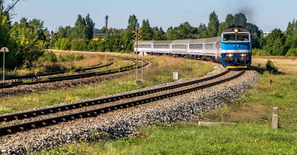 zdjęcie: Trwa remont linii kolejowej prowadzącej w Bieszczady / v10387655