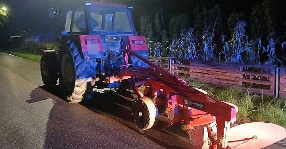 zdjęcie: Pijany kierowca ciągnika z pługiem zgubił drogę / fot. KPP w Jarosławiu Fot. KPP Jarosław