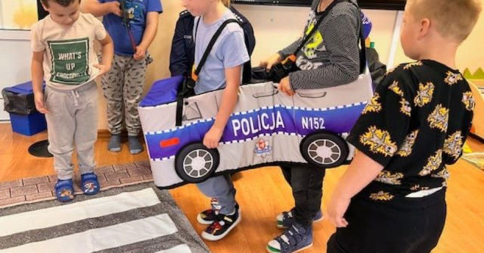 zdjęcie: Policjanci uczą dzieci zasad bezpieczeństwa drogowego w Sławnie / fot. KPP w Sławnie