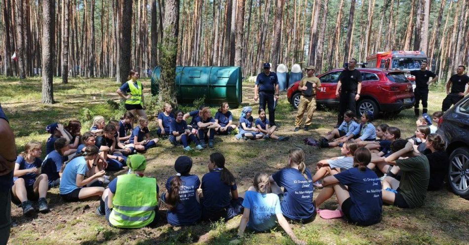 zdjęcie: Spotkania policjantów z wypoczywającymi na obozach harcerzami / fot. KMP Zamość