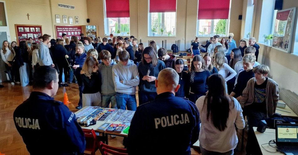 zdjęcie: Licealiści uczą się o bezpieczeństwie i przeciwdziałaniu przemocy / fot. KPP Parczew