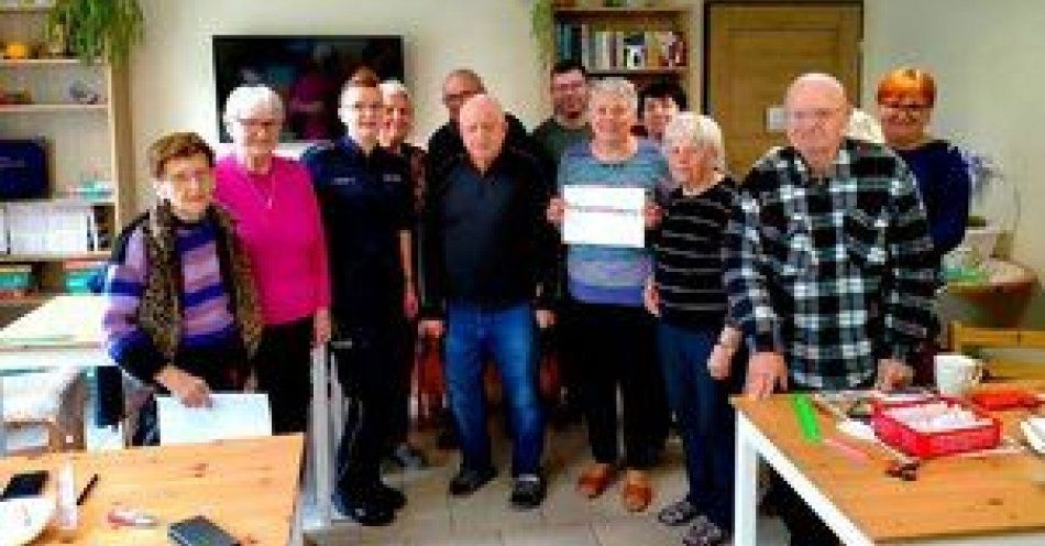 zdjęcie: Seniorzy z Dziennego domu Seniora poznali kampanię #ZnamTeNumery / fot. KPP w Rawie Mazowieckiej