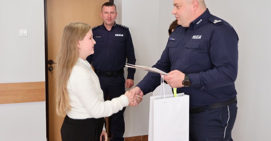 zdjęcie: Laureaci konkursu Bezpieczne Wakacje 2025 nagrodzeni / fot. KPP w Ustrzykach Dolnych