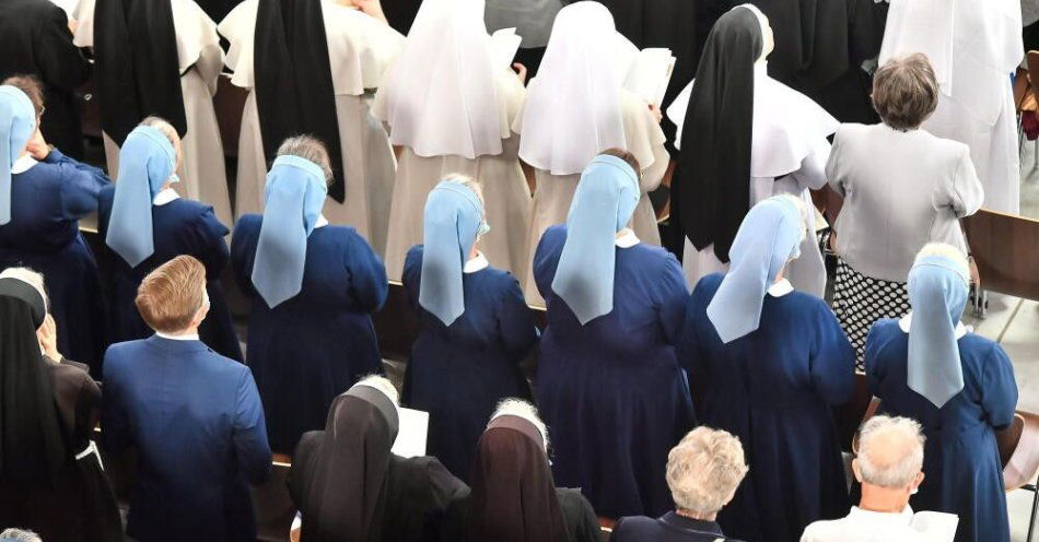 zdjęcie: W Polsce i za granicą pracuje ponad 10 tys. zakonników, 16,6 tys. zakonnic i 1130 mniszek / Warszawa, 12.09.2021. Siostry zakonne podczas mszy beatyfikacyjnej kardynała Stefana Wyszyńskiego oraz matki Elżbiety Róży Czackiej odprawianej w Świątyni Opatrzności Bożej w Warszawie, 12 bm. W czasie liturgii papieski delegat kard. Semeraro wygłosił w języku łacińskim formułę beatyfikacyjną. Następnie zostały odsłonięte portrety beatyfikacyjne nowych błogosławionych. (al/awol) PAP/Andrzej Lange