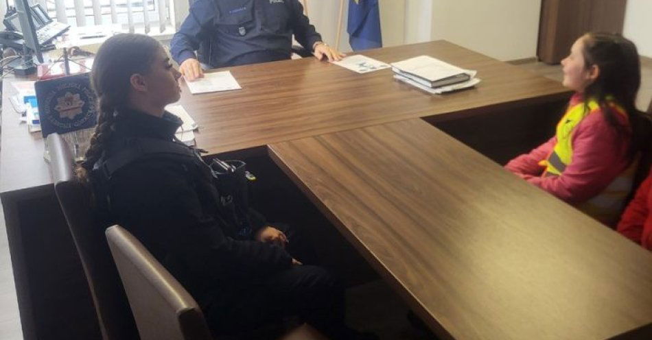 zdjęcie: Mała bohaterka Lenka odwiedziła Komendę Miejską w Dąbrowie Górniczej / fot. KMP w Dąbrowie Górniczej