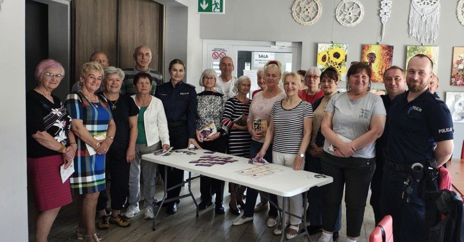 zdjęcie: Lekcja mundurowych w Klubie Seniora / fot. KPP w Wieruszowie