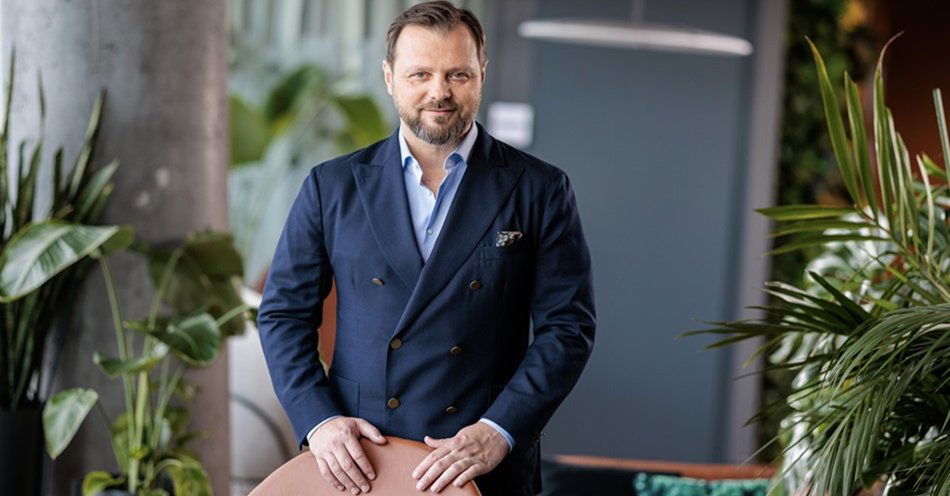 zdjęcie: Janusz Mieloszyk, pierwszy wiceprezes Nest Banku, z tytułem Digital Banker of the Year / fot. Nest Bank