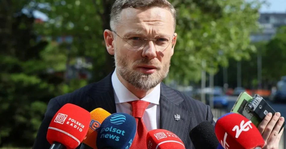 zdjęcie: Bogucki ws. doniesień o Berku na sędziego TK: jeżeli zachowane są procedury, prezydent przyjmuje ślubowanie / Warszawa, 22.05.2026. Szef KPRP Zbigniew Bogucki przed Prokuraturą Krajową w Warszawie, 22 bm. Zbigniew Bogucki został wezwany w charakterze świadka ws. nieodebrania przez prezydenta RP ślubowań od czterech sędziów Trybunału Konstytucyjnego. (ad) PAP/Zbigniew Bogucki