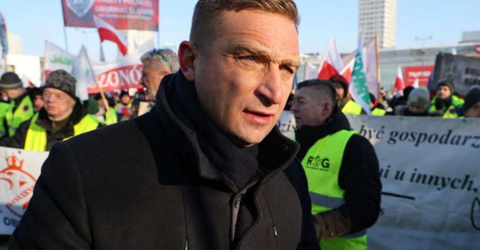 zdjęcie: Gorzowski sąd uchylił w całości środki zapobiegawcze stosowane wobec Roberta Bąkiewicza / Warszawa, 09.01.2026. Działacz środowisk narodowych Robert Bąkiewicz (C) podczas ogólnopolskiego protestu rolników w Warszawie, 9 bm. Rolnicy protestują przeciwko umowie UE–Mercosur oraz przeciwko obecnej polityce rządu wobec wsi i rolnictwa. Protestujący rolnicy zgromadzili się na Placu Defilad. Następnie przejdą przed gmach Sejmu RP i przed Kancelarię Prezesa Rady Ministrów. (sko) PAP/Paweł Supernak