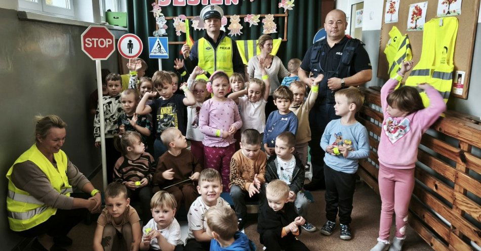 zdjęcie: Policjanci rozdają odblaski w Ćwiętalce i na ulicach / fot. KPP Opole Lubelskie