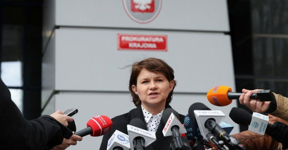 zdjęcie: Prokuratura: 15 zarzutów dla zatrzymanych w sprawie Collegium Humanum / Warszawa, 15.10.2024. Prok. Katarzyna Calów–Jaszewska z działu prasowego Prokuratury Krajowej podczas wypowiedzi dla mediów przed siedzibą PK w Warszawie, 15 bm. Krajowa Administracja Skarbowa złożyła zawiadomienie o podejrzeniu popełnienia przestępstwa do Prokuratury Krajowej w Szczecinie wobec członków zorganizowanej grupy przestępczej. Grupa ta miała zajmować się wyłudzaniem podatku od towarów i usług oraz organizować nielegalne gry hazardowe – loterie w internecie. Wśród zatrzymanych osób zn