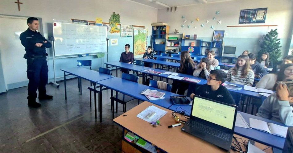 zdjęcie: Dzielnicowi uczą dzieci jak bezpiecznie spędzić ferie / fot. KPP w Pajęcznie