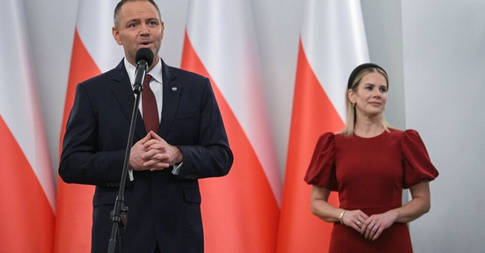 zdjęcie: Prezydent w Dzień Kobiet wręczył odznaczenia zasłużonym kobietom / Warszawa, 08.03.2026. Prezydent RP Karol Nawrocki (L) i pierwsza dama Marta Nawrocka (P) podczas uroczystości wręczenia odznaczeń państwowych, 8 bm. w Pałacu Prezydenckim w Warszawie. (sko) PAP/Marcin Obara