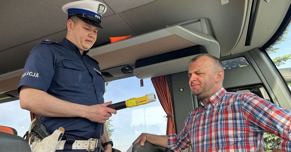 zdjęcie: Kontrola autokaru w Kaczanowie / fot. KPP Wrzesnia
