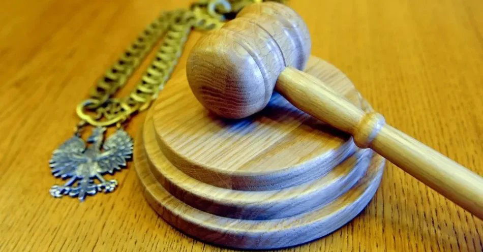 zdjęcie: Wrocław: sąd obniżył z dożywocia do 25 lat więzienia karę dla mężczyzny, który latami więził kobietę / Szczecin, 21.05.2014. Sąd Okręgowy w Szczecinie. Nz. Akta sprawy oraz symbole związane z sądem i prawem. mb/obm PAP/Marcin Bielecki