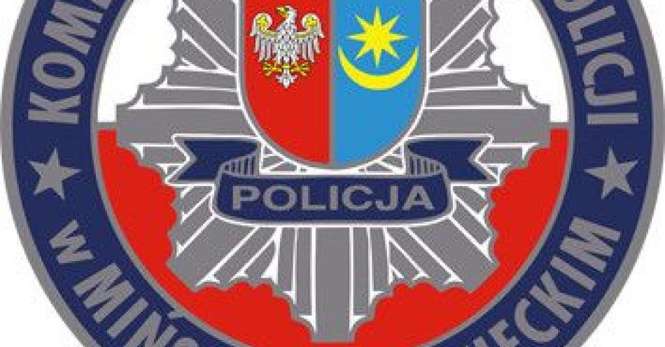 zdjęcie: Mieszkańcy dziękują policjantom za pomoc przy pożarze / fot. KPP w Mińsku Mazowieckim