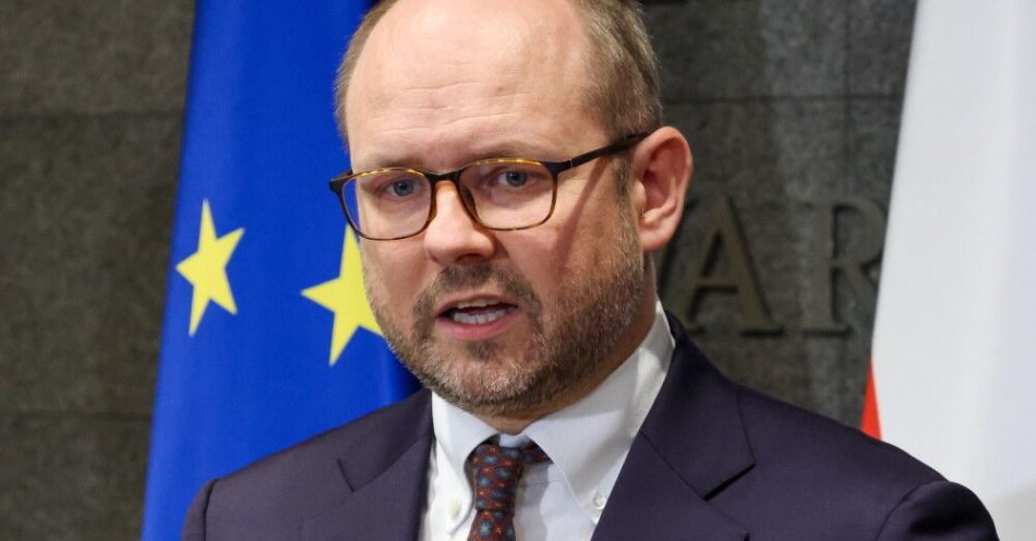 zdjęcie: Przydacz: proces ekshumacji na Wołyniu przebiega zbyt wolno / Warszawa, 23.11.2025. Szef Biura Polityki Międzynarodowej KPRP Marcin Przydacz podczas briefingu prasowego na warszawskim lotnisku Okęcie, 23 bm. Prezydent RP Karol Nawrocki z małżonką udają się z wizytą do Pragi, gdzie m.in. spotkają się z prezydentem Czech Petrem Pavlem. (amb) PAP/Albert Zawada