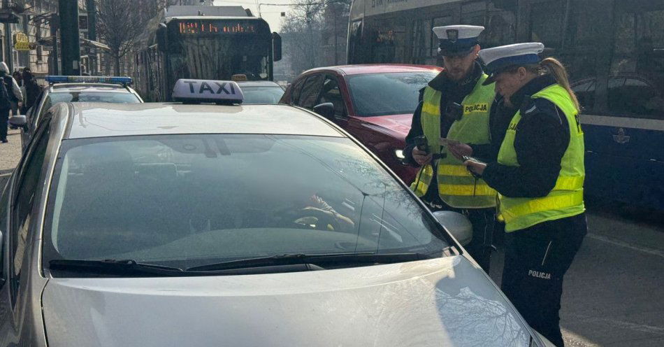 zdjęcie: Kontrole Taxi w Krakowie: policja skontrolowała 554 pojazdy / fot. KMP w Krakowie