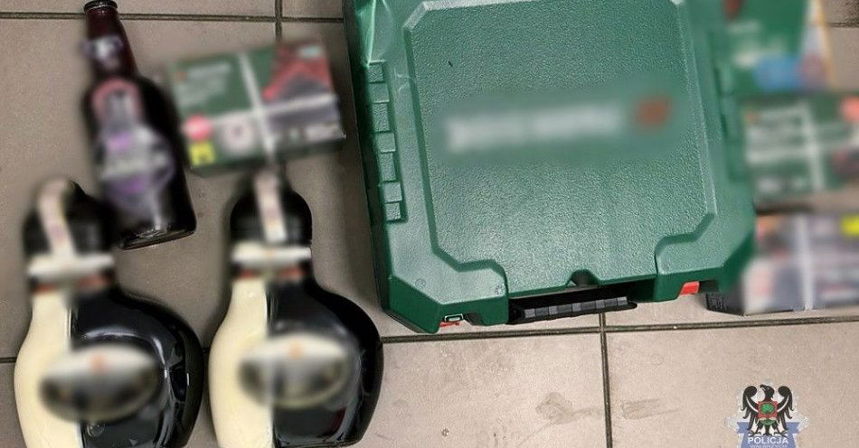 zdjęcie: Ujęta w sklepie w Wałbrzychu 22 latka odpowie za kradzieże i narkotyki / fot. KMP w Wałbrzychu